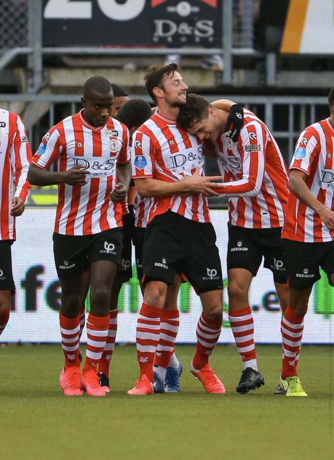 绿茵场上取 绿茵场上取